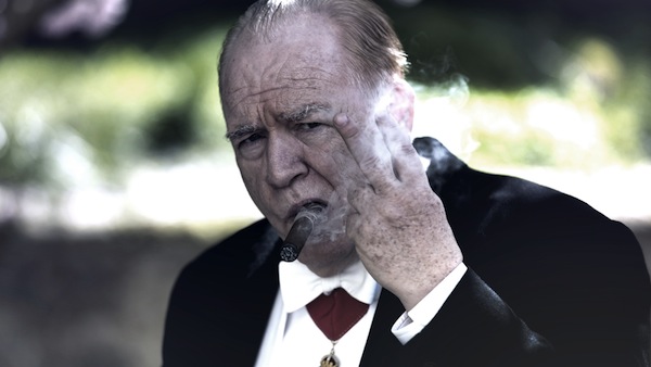Brian Cox interpreta Churcill, mostrando segno di vittoria e con l'immancabile sigaro (foto: Salon Churchill Limited 2016 / Graeme Hunter)