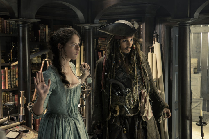 Pirati dei Caraibi La Vendetta di Salazar recensione - The villainous Captain Salazar (Javier Bardem) pursues Jack Sparrow (Johnny Depp) as he searches for the trident used by Poseidon..Pictured L-R: Kaya Scodelario (Carina Smyth) and Johnny Depp (Captain Jack Sparrow)..Ph: Peter Mountain..© Disney Enterprises, Inc. All Rights Reserved.