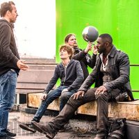 la torre nera The Dark Tower (2017) L to R: Director Nikolaj Arcel, Tom Taylor and Idris Elba on the set