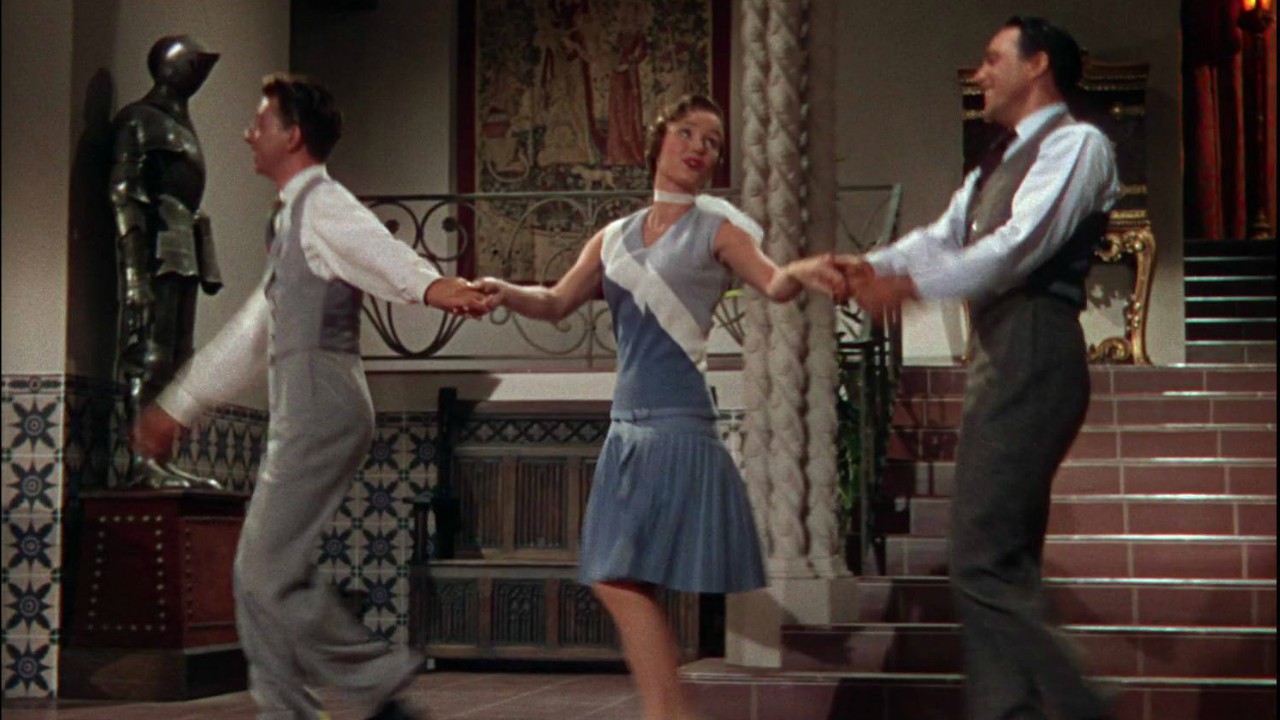 Gene Kelly, Debbie Reynolds e Donald O'Connor in una scena de Cantando sotto la pioggia