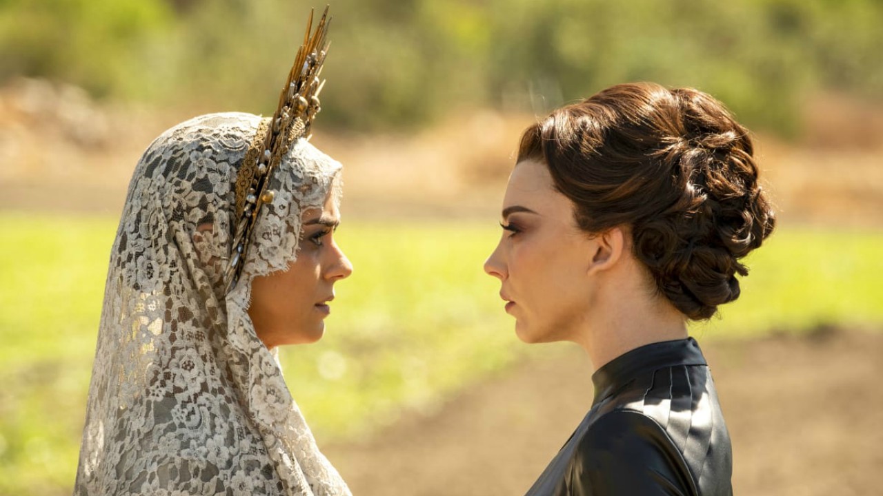 Natalie Dormer e Lorenza Izzo in una scena de Penny Dreadful: City of Angels