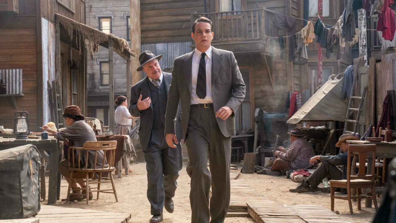 Nathan Lane e Daniel Zovatto in una scena de Penny Dreadful: City of Angels