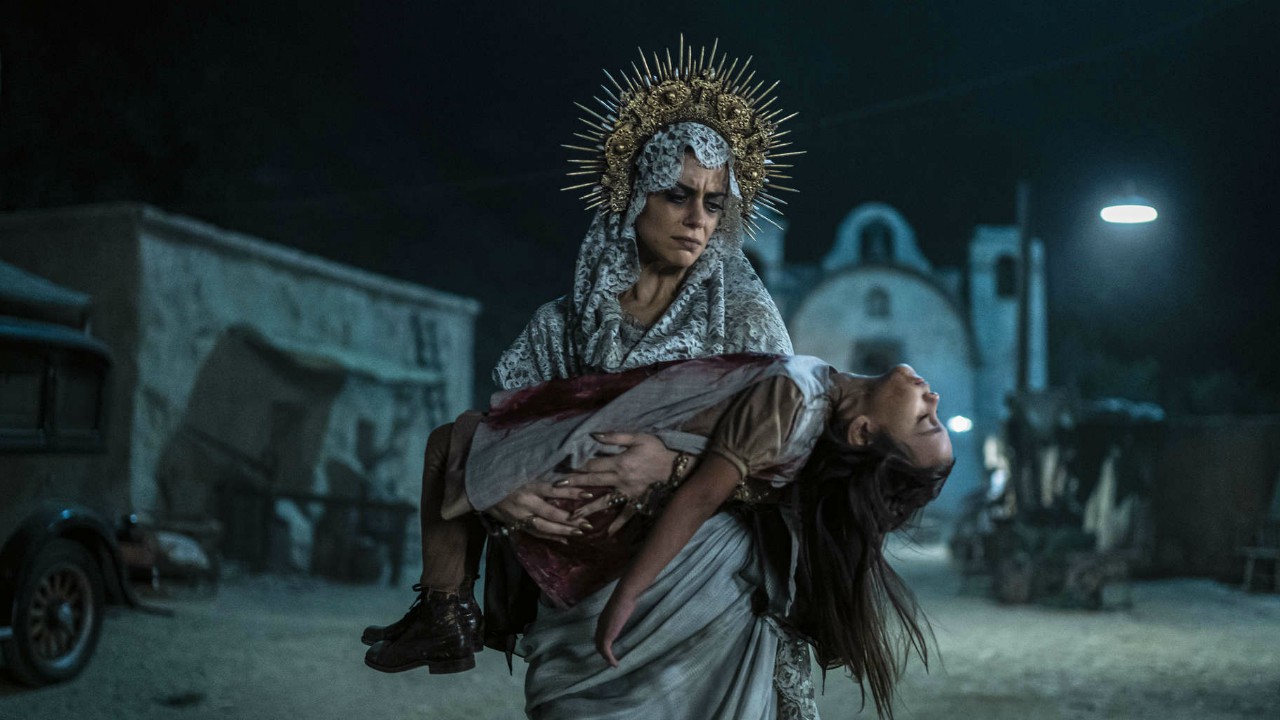 Lorenza Izzo in una scena de Penny Dreadful: City of Angels