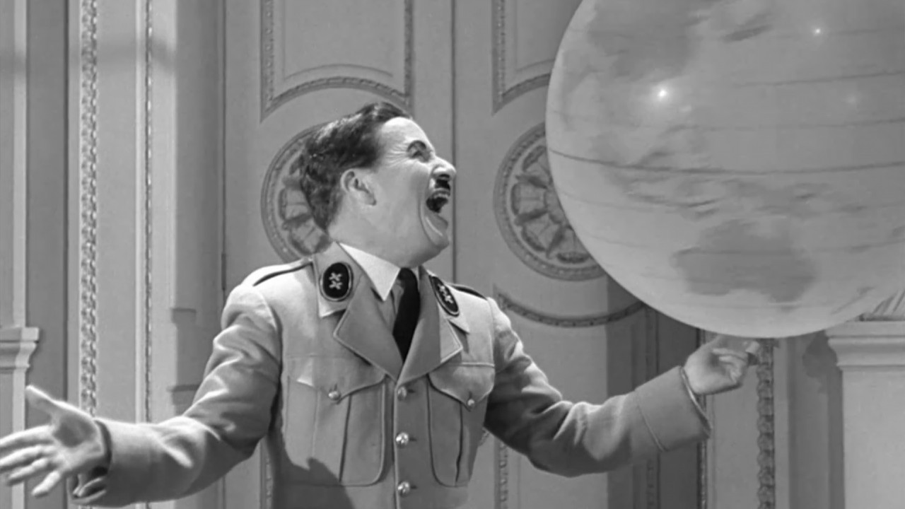 Charlie Chaplin in una scena de Il grande dittatore