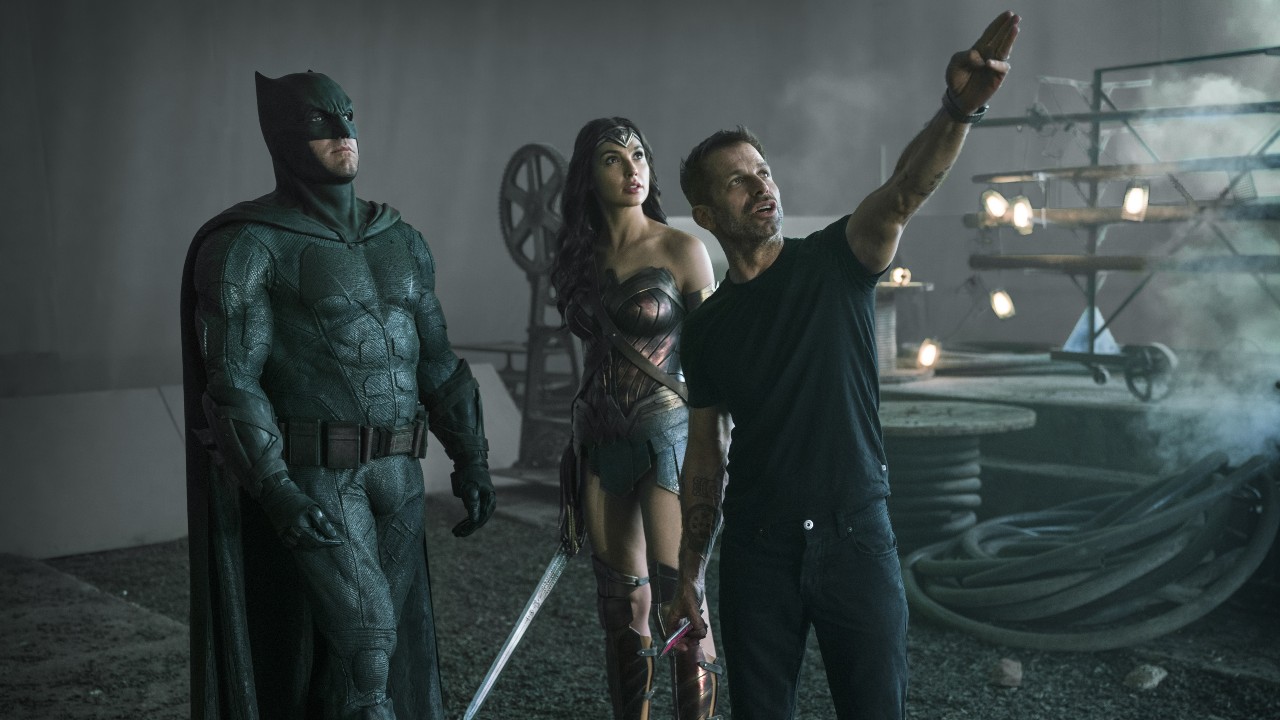 Zack Snyder, Gal Gadot e Ben Affleck durante le riprese de Zack Snyder's Justice League