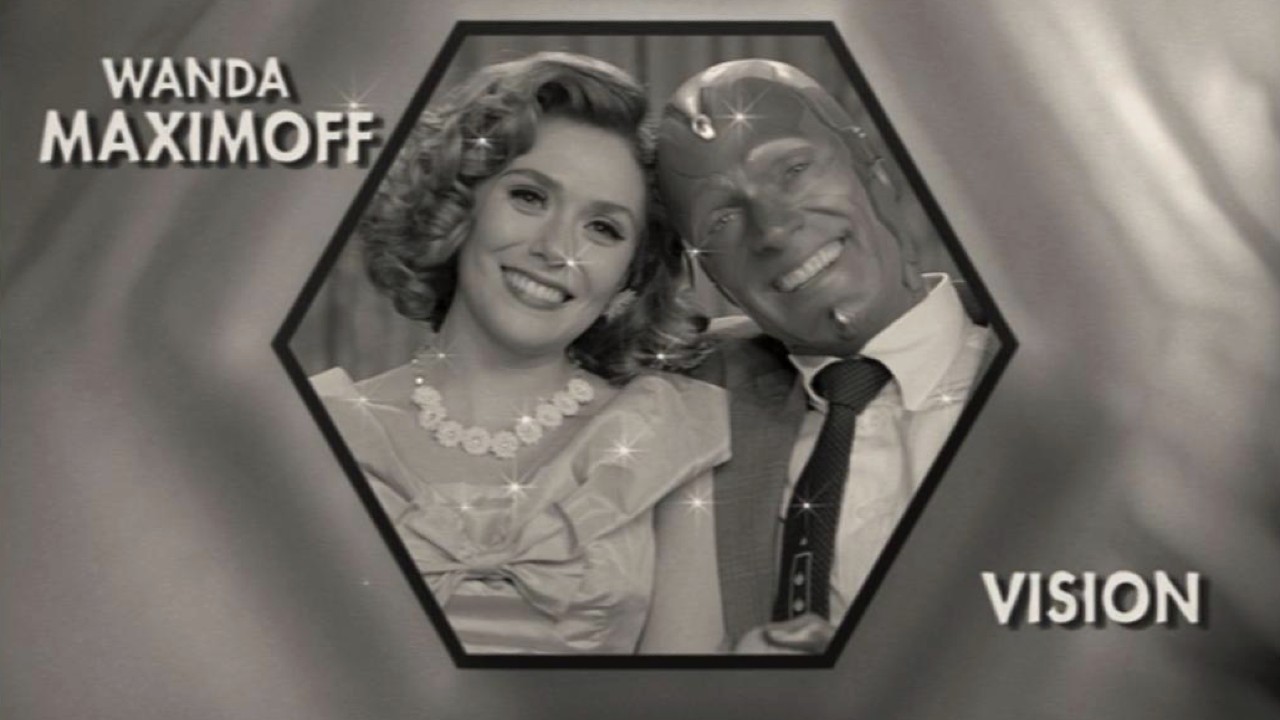Elizabeth Olsen e Paul Bettany nei titoli di testa di WandaVision
