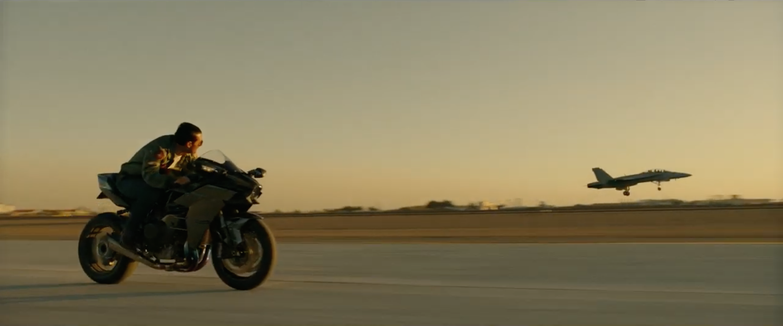L'iconica sfrecciata in moto di Tom Cruise in Top Gun: Maverick
