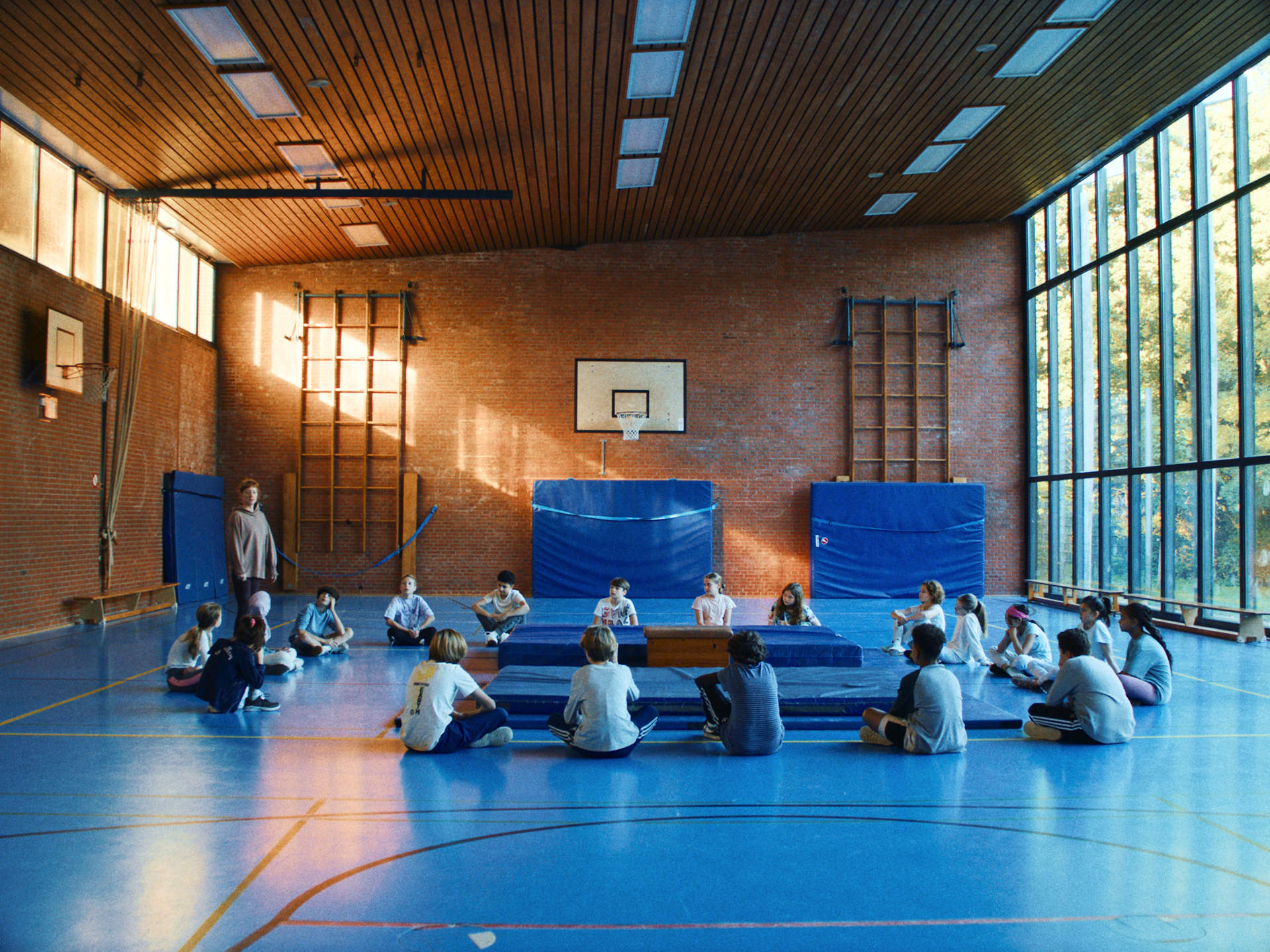Una scena distensiva in palestra con la protagonista e la sua classe