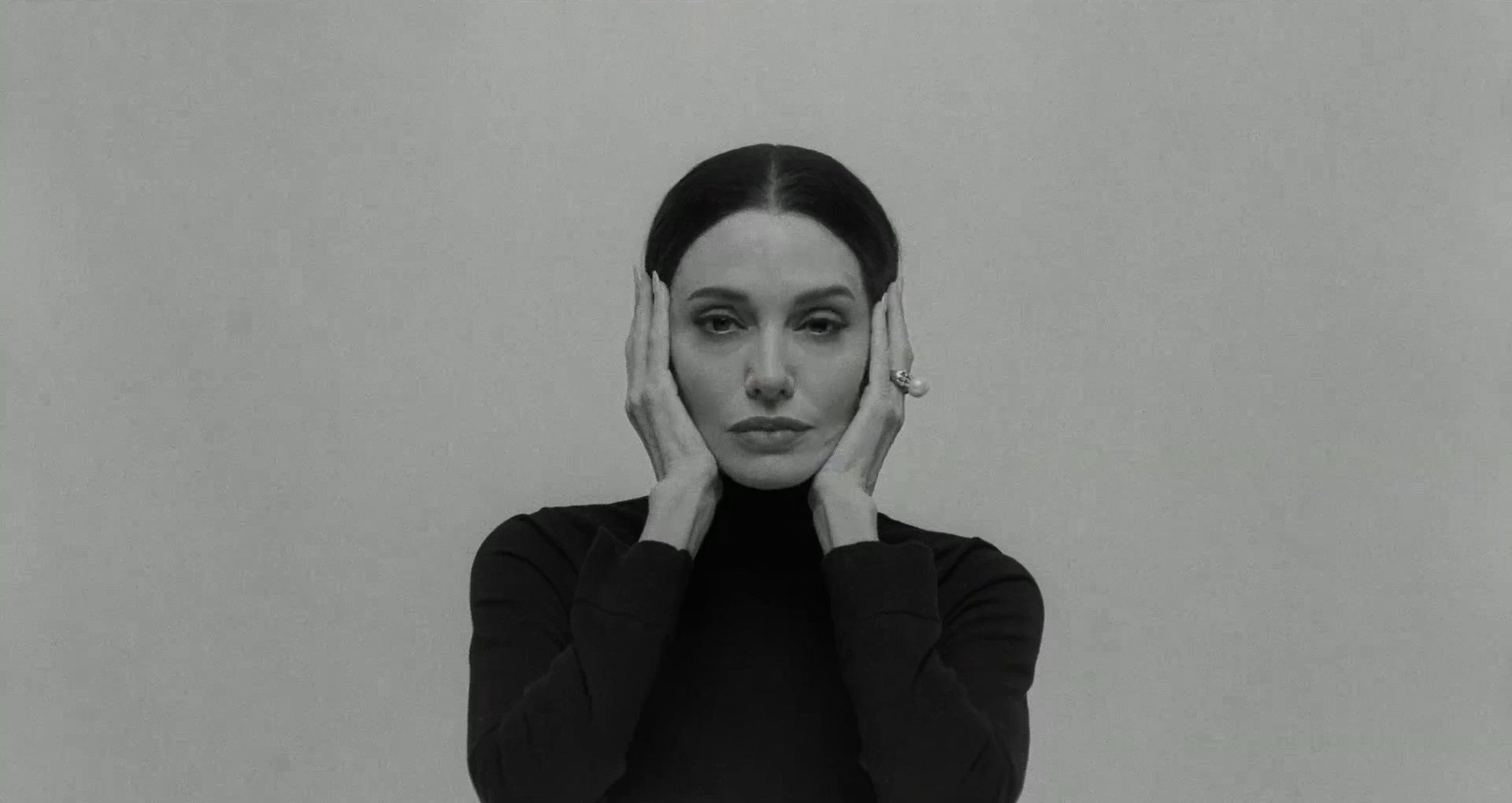 Angelina Jolie in Maria.