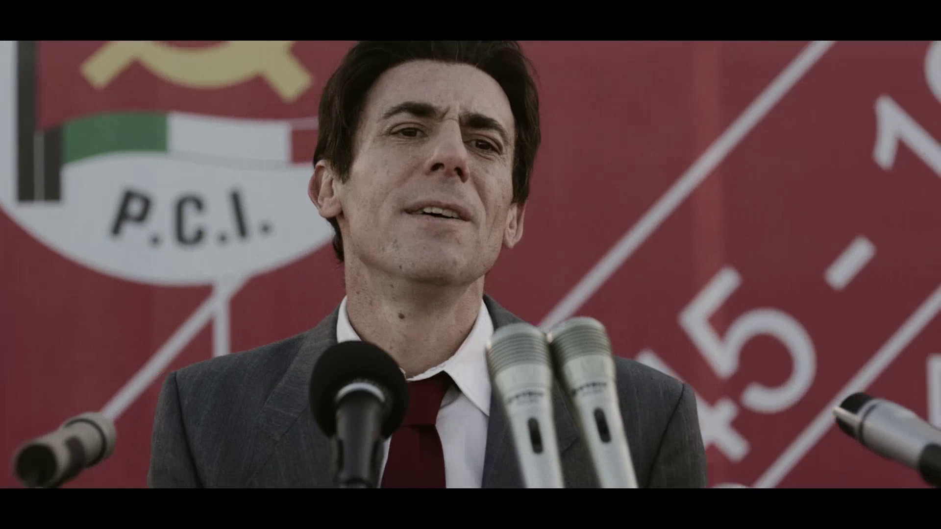 Elio Germano nel trailer di Berlinguer - La grande ambizione