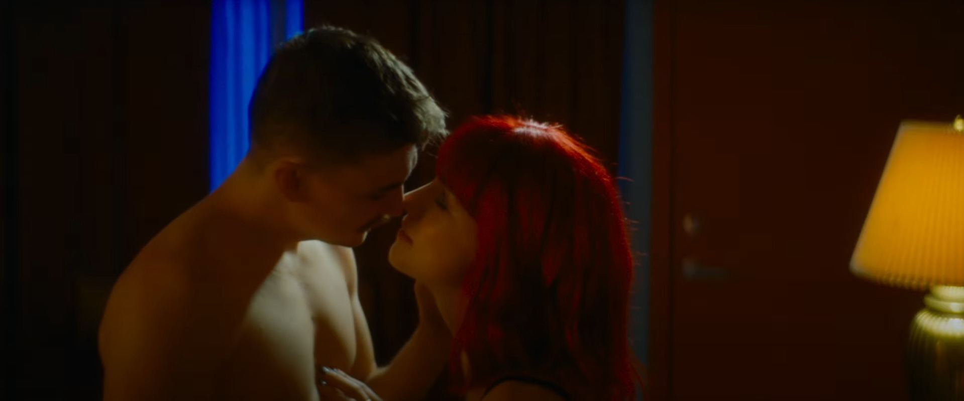 Kyle Gallner e Willa Fitzgerald in Strange Darling.